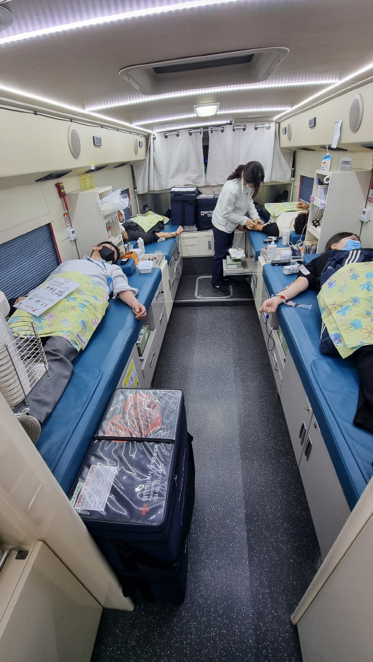 한국산업단지공단 서울지역본부 직원들이 20일 헌혈 행사에 참여하고 있다.<산단공 제공>